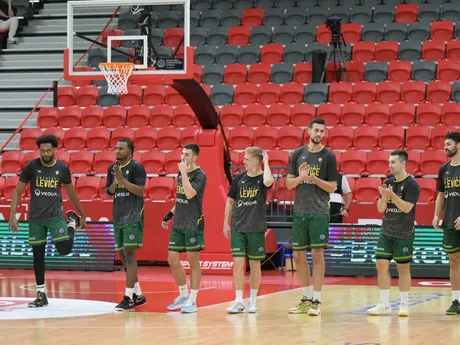 Hráči Levíc pred zápasom 1. kola F-skupiny basketbalovej Ligy majstrov mužov Szolnoki Olajbányász - Patrioti Levice.