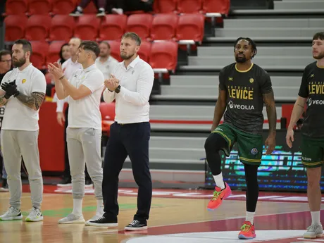 Tréner Levíc Michal Madzin (uprostred) a jeho zverenci pred zápasom 1. kola F-skupiny basketbalovej Ligy majstrov mužov Szolnoki Olajbányász - Patrioti Levice.