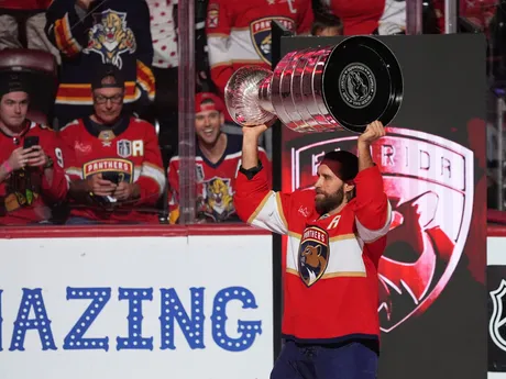 Aaron Ekblad zdvíha nad hlavu Stanleyho pohár pred zápasom Florida - Chicago.