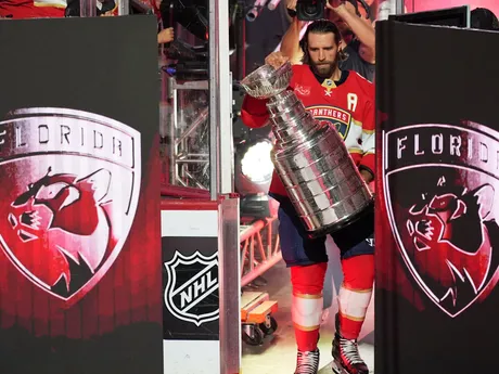 Aaron Ekblad nesie Stanleyho pohár na ľadovú plochu pred zápasom Florida - Chicago.