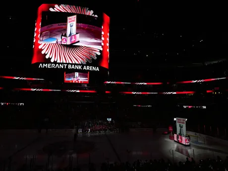 Víťazný transparent z minulej sezóny rozprestreli pred zápasom Florida - Chicago.