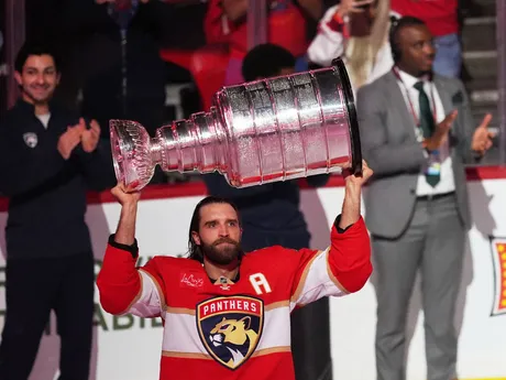 Aaron Ekblad nesie Stanleyho pohár na 2adovú plochu pred zápasom Florida - Chicago.