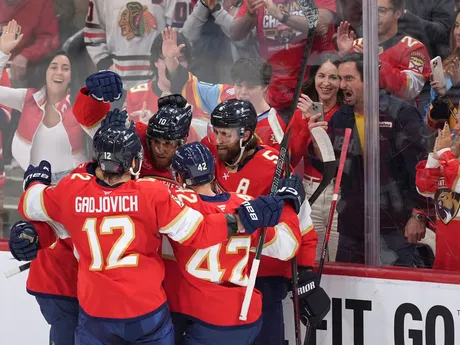 Hráči Floridy oslavujú gól