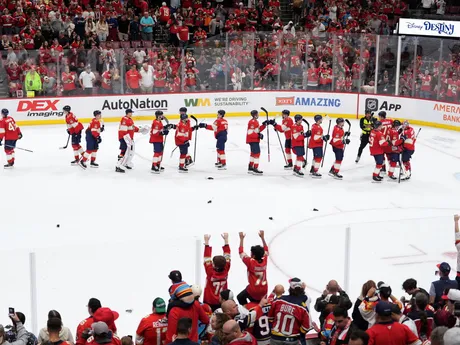 Hráči Floridy oslavujú gól