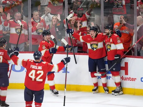 Hráči Floridy oslavujú gól