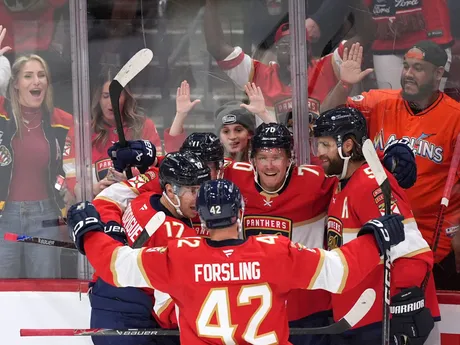 Hráči Floridy oslavujú gól