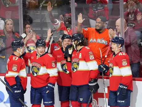 Hráči Floridy oslavujú gól
