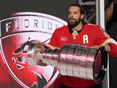 Aaron Ekblad nesie Stanleyho pohár na ľadovú plochu pred zápasom Florida - Chicago.