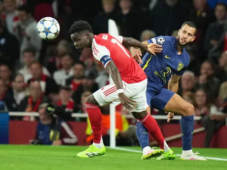 Bukayo Saka a David Hancko počas zápasu 3. kola Ligy majstrov Arsenal - Atlético Madrid. 