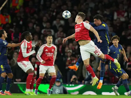 Viktor Gyoekeres a Jose Gimenez počas zápasu 3. kola Ligy majstrov Arsenal - Atlético Madrid. 