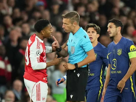 Davide Massa a Myles Lewis-Skelly počas zápasu 3. kola Ligy majstrov Arsenal - Atlético Madrid. 