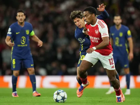 Jurrien Timber a Giuliano Simeone počas zápasu 3. kola Ligy majstrov Arsenal - Atlético Madrid. 