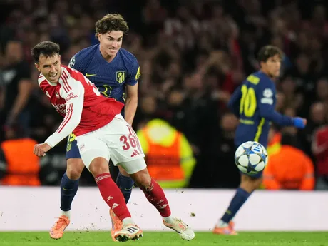 Martin Zubimendi a Julian Alvarez počas zápasu 3. kola Ligy majstrov Arsenal - Atlético Madrid. 