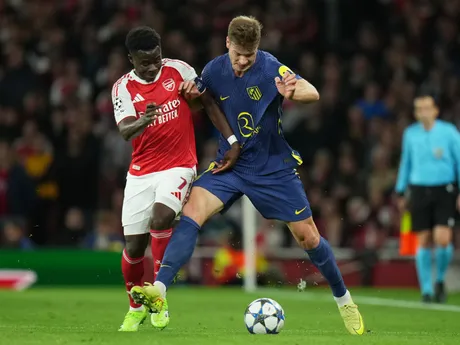 Alexander Sorloth a Bukayo Saka počas zápasu 3. kola Ligy majstrov Arsenal - Atlético Madrid. 