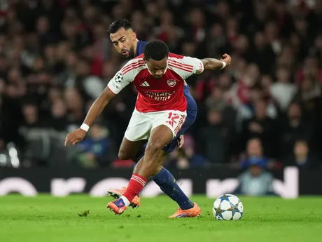 Jurrien Timber a Nicolas Gonzalez počas zápasu 3. kola Ligy majstrov Arsenal - Atlético Madrid. 