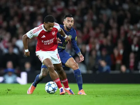 Jurrien Timber a Nicolas Gonzalez počas zápasu 3. kola Ligy majstrov Arsenal - Atlético Madrid. 