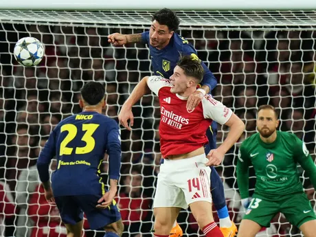 Jose Gimenez a Viktor Gyoekeres počas zápasu 3. kola Ligy majstrov Arsenal - Atlético Madrid. 