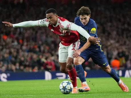 Gabriel a Julian Alvarez počas zápasu 3. kola Ligy majstrov Arsenal - Atlético Madrid. 