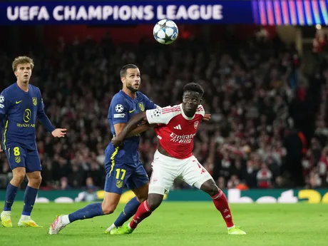 Bukayo Saka a David Hancko počas zápasu 3. kola Ligy majstrov Arsenal - Atlético Madrid. 