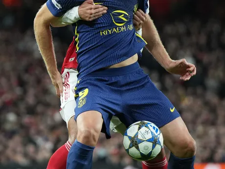 Alexander Sorloth a William Saliba počas zápasu 3. kola Ligy majstrov Arsenal - Atlético Madrid. 