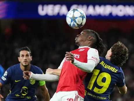 Eberechi Eze a Julian Alvarez počas zápasu 3. kola Ligy majstrov Arsenal - Atlético Madrid. 