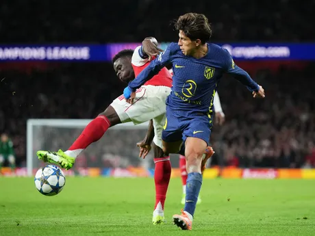 Bukayo Saka a Giuliano Simeone počas zápasu 3. kola Ligy majstrov Arsenal - Atlético Madrid. 