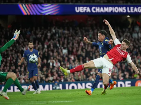 Jan Oblak a Eberechi Eze počas zápasu 3. kola Ligy majstrov Arsenal - Atlético Madrid. 