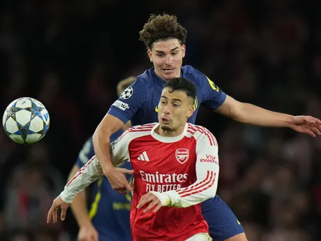 Gabriel Martinelli a Julian Alvarez počas zápasu 3. kola Ligy majstrov Arsenal - Atlético Madrid. 