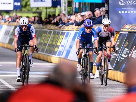 Viktória Chladoňová (vpravo) v šprinte o medaily v pretekoch U23 na ME v cyklistike 2025.