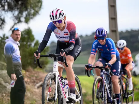 Sofia Ungerová počas pretekov žien U23 na ME v cyklistike 2025.