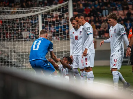 Ondrej Duda a hráči Luxemburska počas zápasu Slovensko - Luxembursko v kvalifikácii na MS vo futbale 2026. 