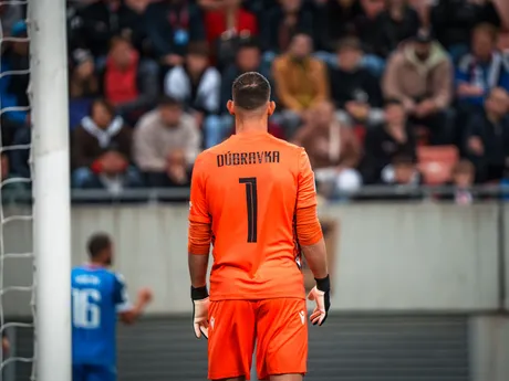 Martin Dúbravka počas zápasu Slovensko - Luxembursko v kvalifikácii na MS vo futbale 2026. 