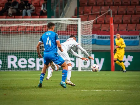 Adam Obert počas zápasu Slovensko - Luxembursko v kvalifikácii na MS vo futbale 2026. 