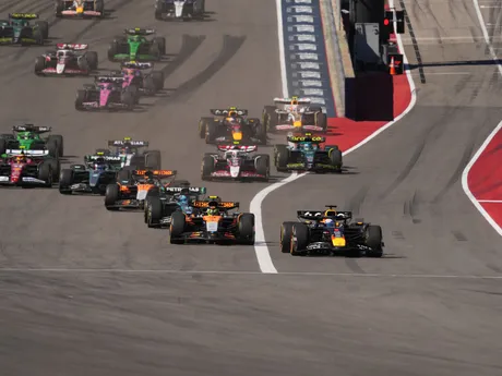 Max Verstappen na čele krátko po štarte Veľkej ceny USA 2025.