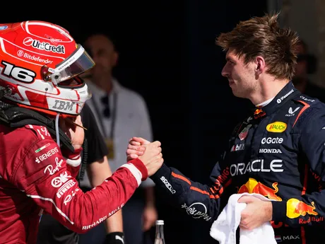 Charles Leclerc (vľavo) gratuluje Maxovi Verstappenovi k víťazstvu na Veľkej cene USA 2025.