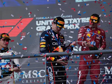 Max Verstappen vyhral Veľkú cenu USA 2025 pred Landom Norrisom a Charlesom Leclercom.