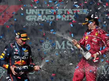 Max Verstappen (vľavo) a Charles Leclerc striekajú šampanské po Veľkej cene USA 2025.