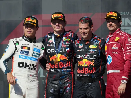 Max Verstappen vyhral Veľkú cenu USA 2025 pred Landom Norrisom a Charlesom Leclercom.