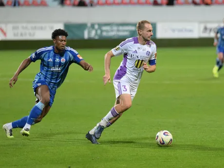 Na snímke zľava Rahim Ibrahim (Bratislava) a Martin Šimko (Komárno) zápase 3. kola Niké ligy vo futbale medzi KFC Komárno - ŠK Slovan Bratislava.
