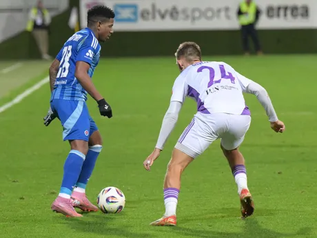 Na snímke zľava Cesar Blackman (Bratislavava) a Ondřej Rudzan (Komárno) v zápase 3. kola dohrávky Niké ligy vo futbale medzi KFC Komárno - ŠK Slovan Bratislava.