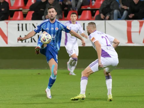 Na snímke zľava Andraž Šporar (Bratislava) a Róbert Pillár (Komárno) v zápase 3. kola dohrávky Niké ligy vo futbale medzi KFC Komárno - ŠK Slovan Bratislava.
