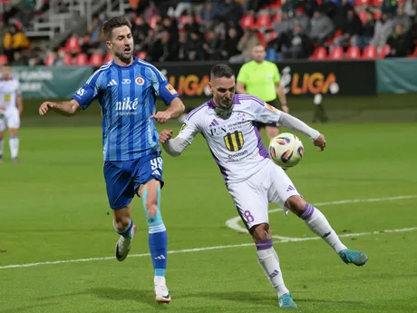 Na snímke zľava Andraž Šporar (Bratislava) a Šimon Šmehyl (Komárno) v zápase 3. kola dohrávky Niké ligy vo futbale medzi KFC Komárno - ŠK Slovan Bratislava.