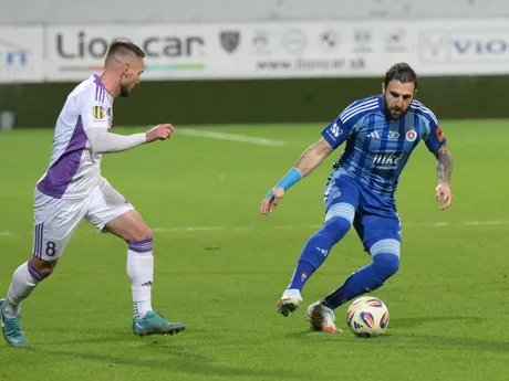 Na snímke zľava Šimon Šmehyl (Komárno) a Tigran Barseghjan (Bratislava) v zápase 3. kola dohrávky Niké ligy vo futbale medzi KFC Komárno - ŠK Slovan Bratislava.