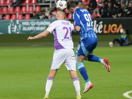 Na snímke zľava Róbert Pillár (Komárno) a Andraž Šporar (Bratislava) v zápase 3. kola dohrávky Niké ligy vo futbale medzi KFC Komárno - ŠK Slovan Bratislava.