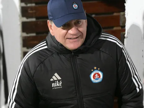 Na snímke tréner Slovana Bratislava Vladimír Weiss starší v zápase 3. kola dohrávky Niké ligy vo futbale medzi KFC Komárno - ŠK Slovan Bratislava.