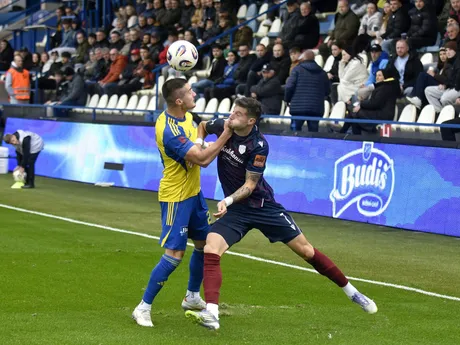 Zľava Matej Čurma (Michalovce) a Viktor Dukanovič (DAC) v zápase 12. kola futbalovej Niké ligy MFK Zemplín Michalovce - FC DAC 1904 Dunajská Streda.