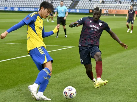 Zľava Taerang Park (Michalovce) a Alioune Sylla(DAC) v zápase 12. kola futbalovej Niké ligy MFK Zemplín Michalovce - FC DAC 1904 Dunajská Streda.