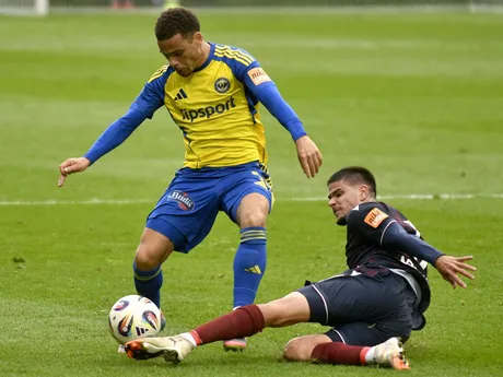 Zľava Kai Brosnan (Michalovce) a Alejandro Mendez (DAC) v zápase 12. kola futbalovej Niké ligy MFK Zemplín Michalovce - FC DAC 1904 Dunajská Streda.