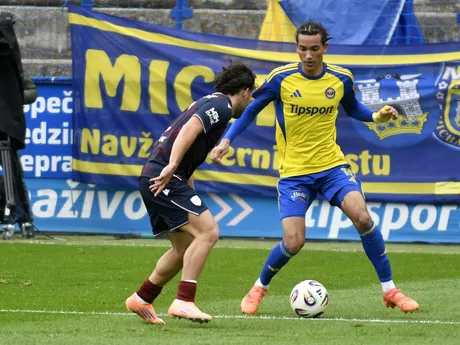 Sprava Kido Taylor- Hart (Michalovce) a Tsotne Kapanadze (DAC) v zápase 12. kola futbalovej Niké ligy MFK Zemplín Michalovce - FC DAC 1904 Dunajská Streda.