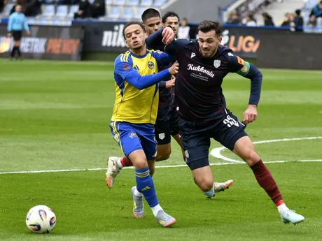 Zľava Kai Brosnan (Michalovce) a Taras Kacharaba (DAC) v zápase 12. kola futbalovej Niké ligy MFK Zemplín Michalovce - FC DAC 1904 Dunajská Streda.